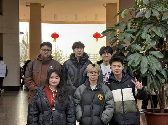 回到绵阳中学的台湾女优
学生
